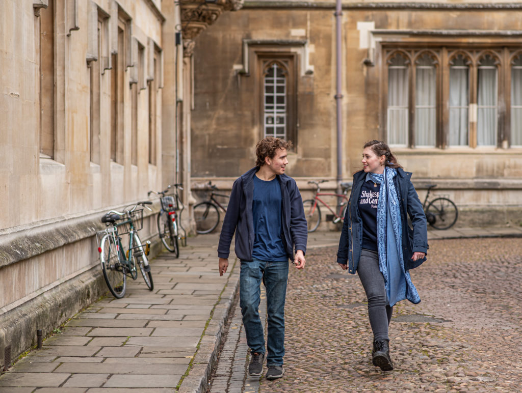 Students walking through Oxford